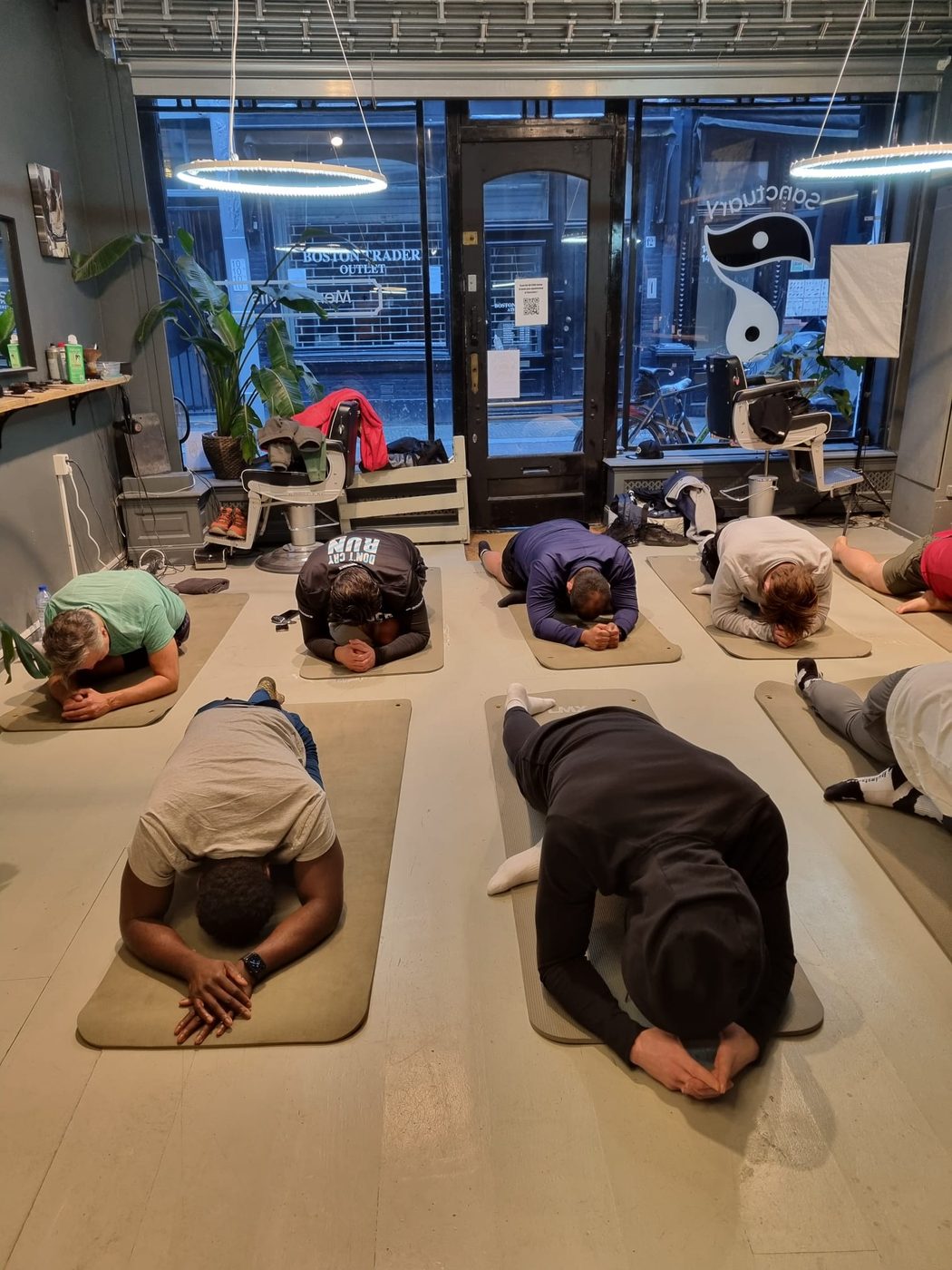Groep mannen tijdens een mindfulness-sessie op matten