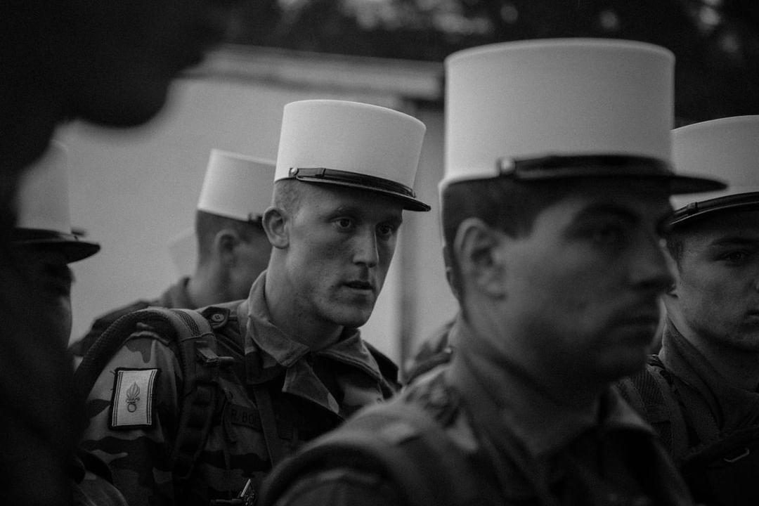 Tim in uniform met kepi blanc tussen legionnairs, zwart-wit